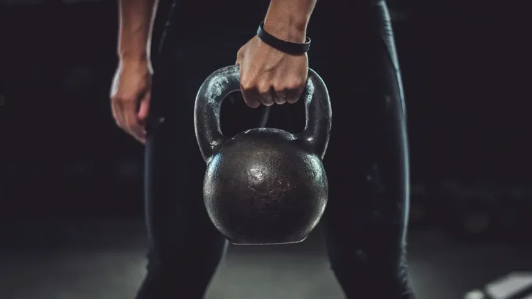 Frau, die mit einer Kettlebell trainiert